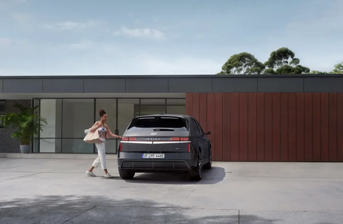 Elettronauti - Hyundai Ioniq 5 Long Range AWD - Matte Grey - Esterno - Vista anteriore a tre quarti