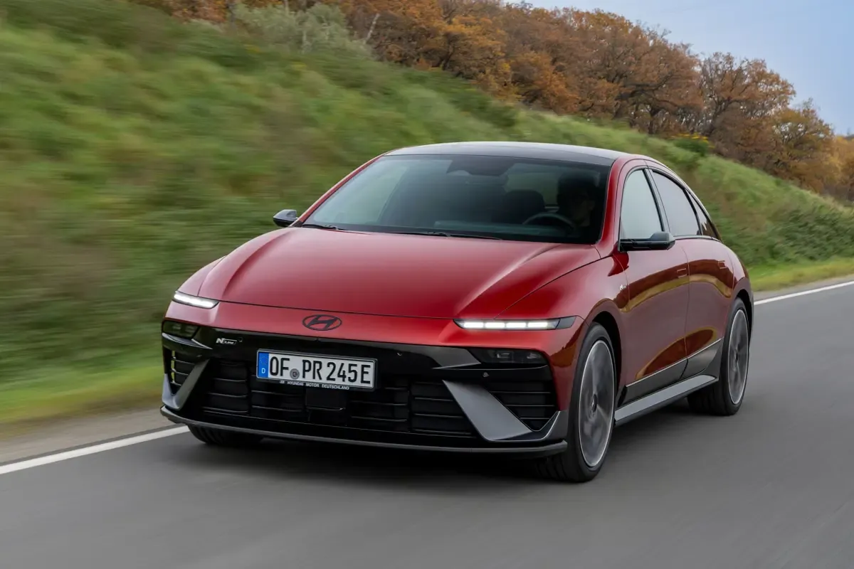 Elettronauti - Hyundai Ioniq 6 63 kWh RWD - Blu - Esterno - Vista anteriore a tre quarti
