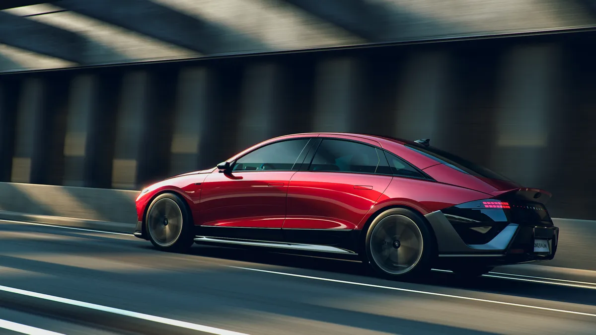 Elettronauti - Hyundai Ioniq 6 63 kWh RWD - Matte Grey - Esterno - Vista anteriore a tre quarti