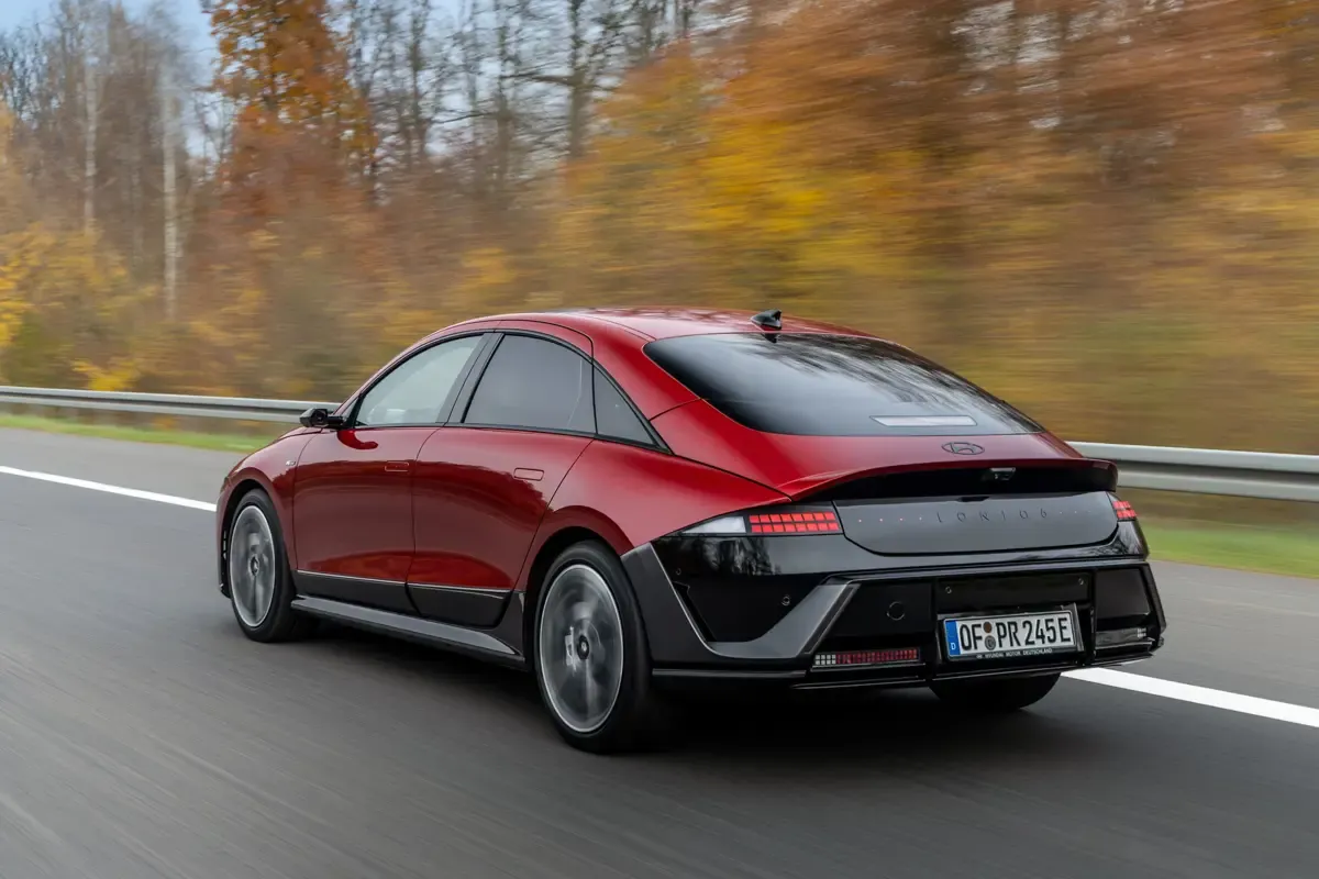 Elettronauti - Hyundai Ioniq 6 84 kWh RWD - Matte Grey - Esterno - Vista anteriore a tre quarti