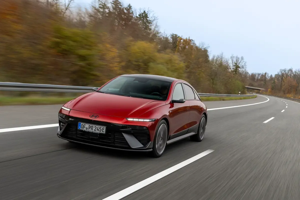 Elettronauti - Hyundai Ioniq 6 63 kWh RWD - Matte Grey - Esterno - Vista anteriore a tre quarti