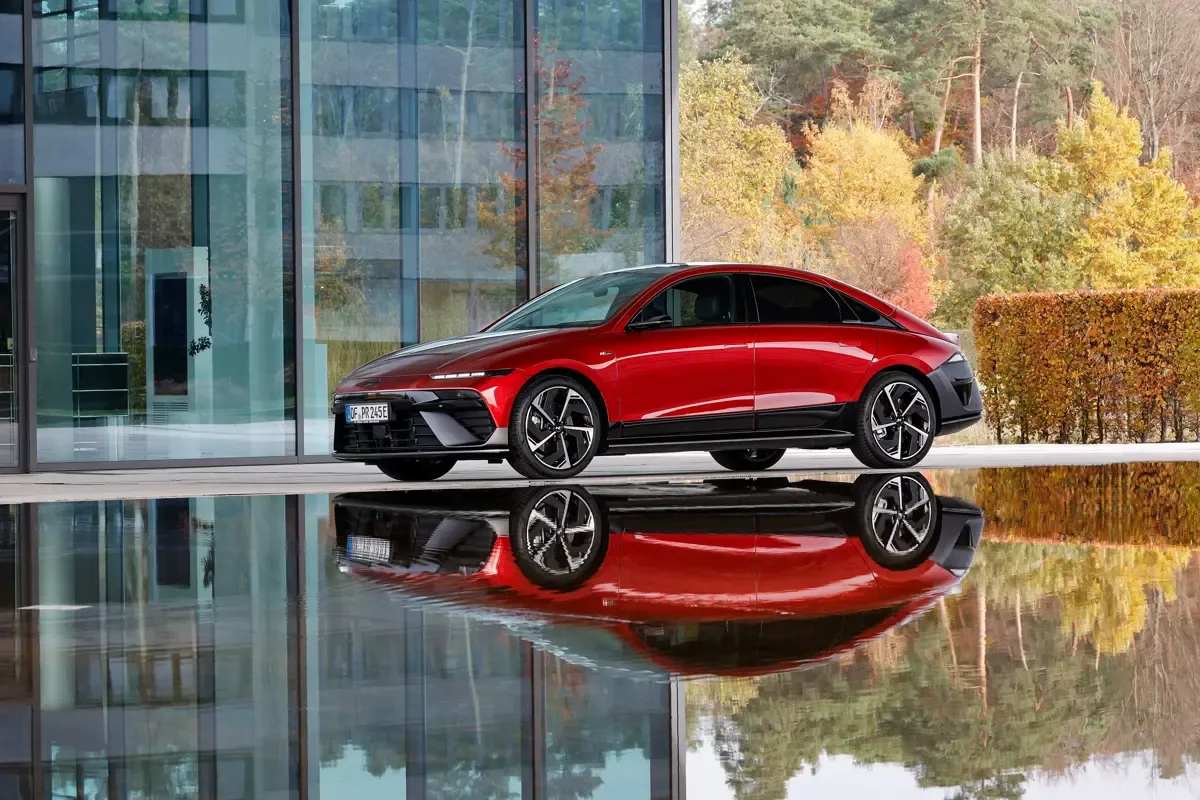 Elettronauti - Hyundai Ioniq 6 63 kWh RWD - Argento - Esterno - Vista anteriore a tre quarti