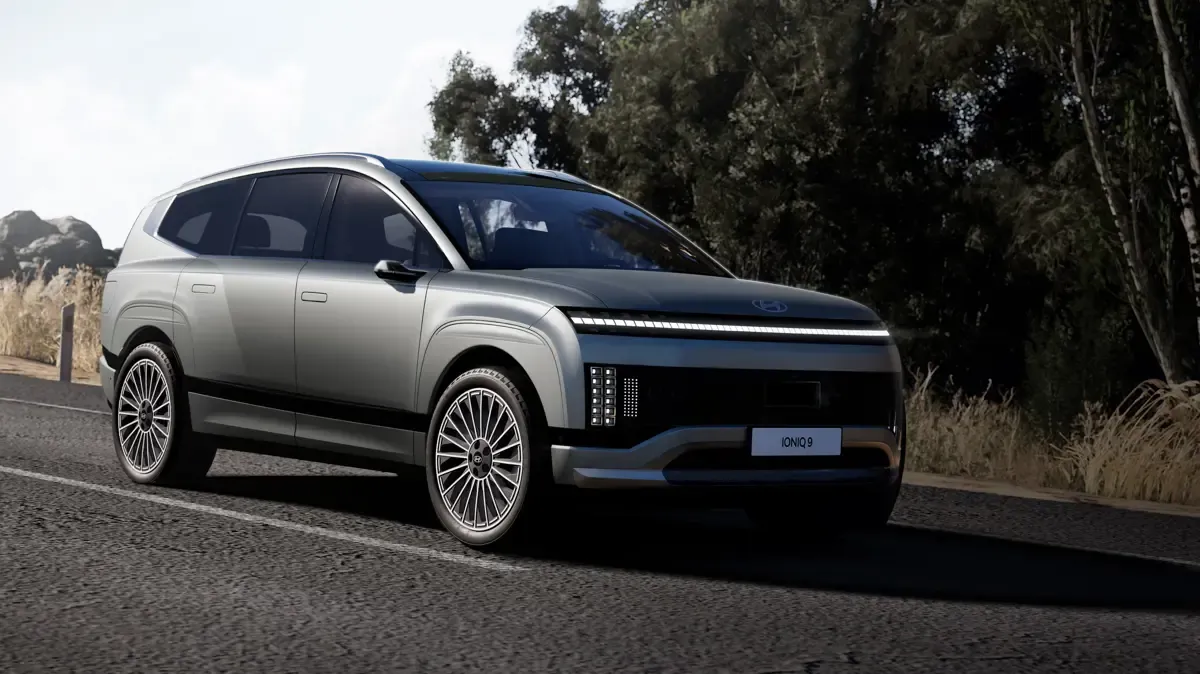 Elettronauti - Hyundai Ioniq 9 Long Range RWD - Oro - Esterno - Vista anteriore a tre quarti