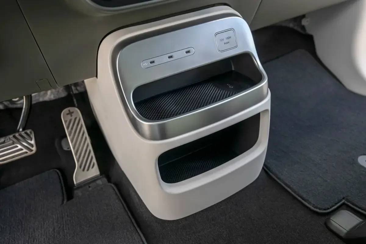 Elettronauti - Hyundai Ioniq 9 Long Range RWD - Oro - Esterno - Vista anteriore a tre quarti