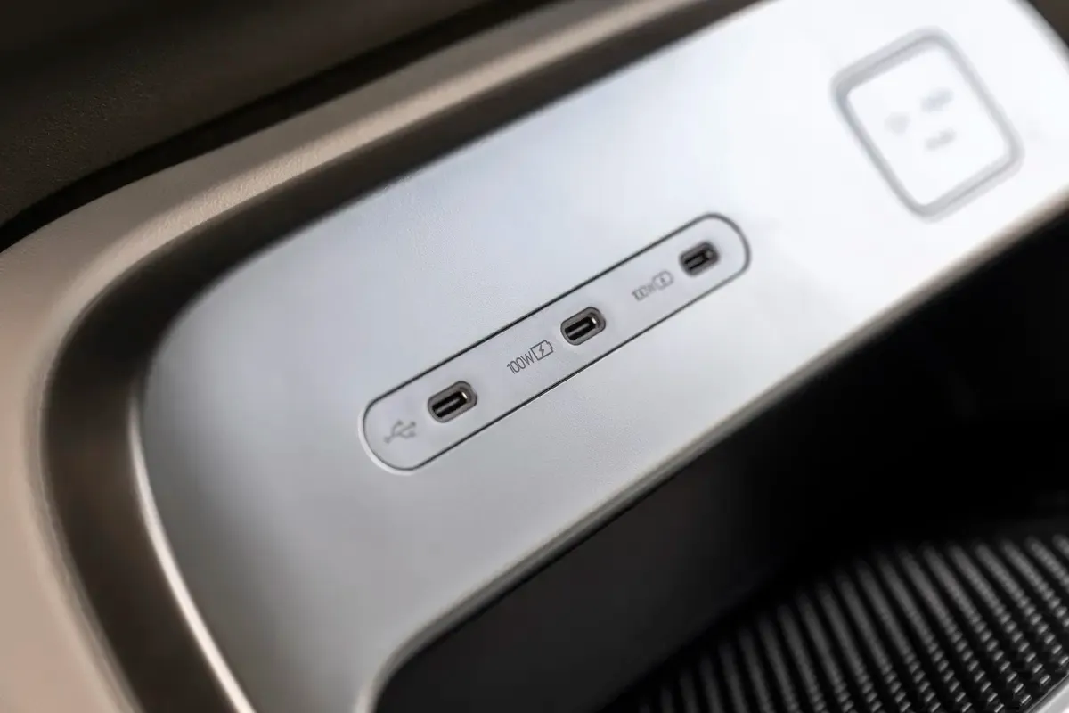 Elettronauti - Hyundai Ioniq 9 Long Range RWD - Oro - Esterno - Vista anteriore a tre quarti