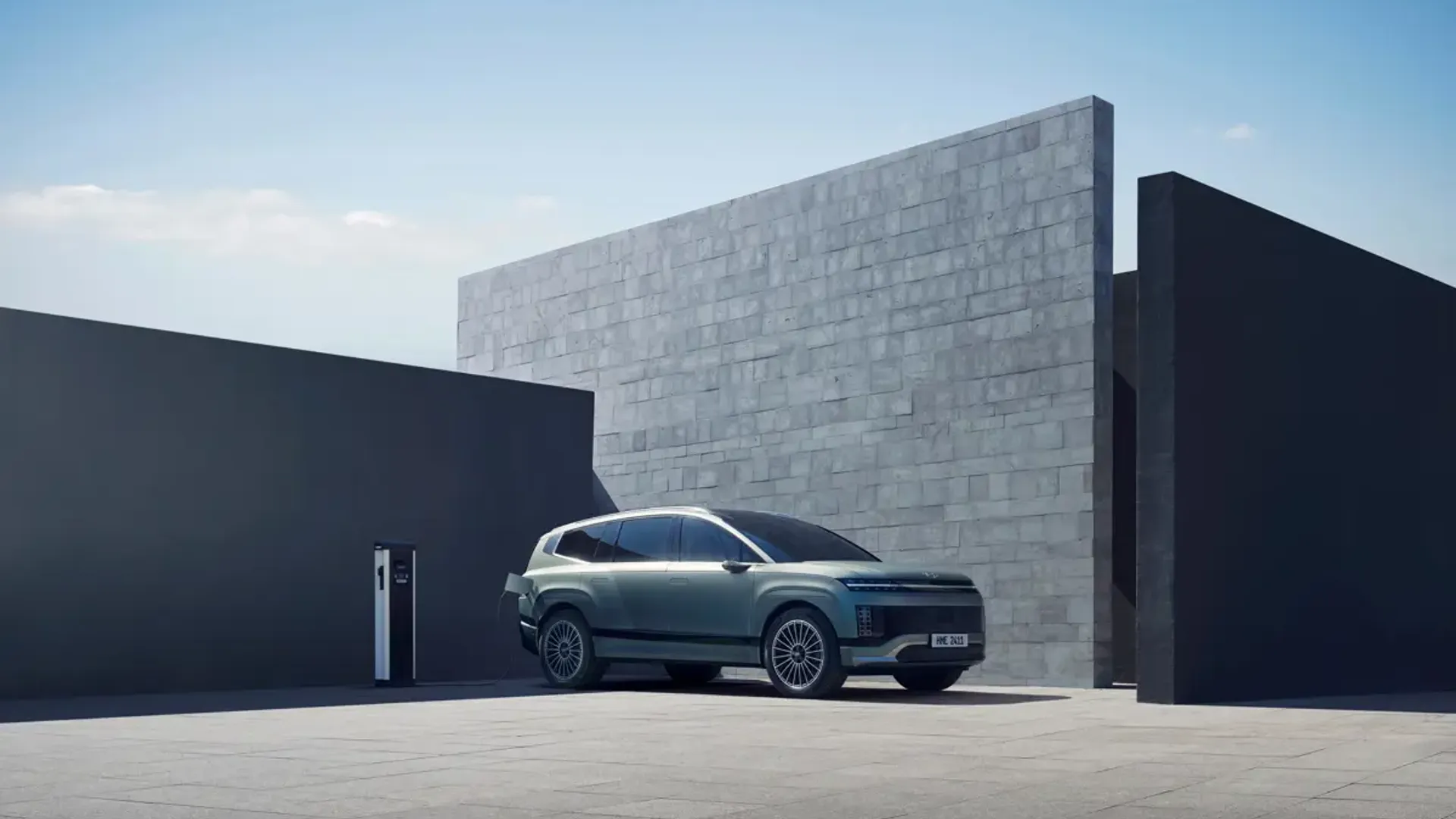 Elettronauti - Hyundai Ioniq 9 Long Range RWD - Oro - Esterno - Vista posteriore a tre quarti