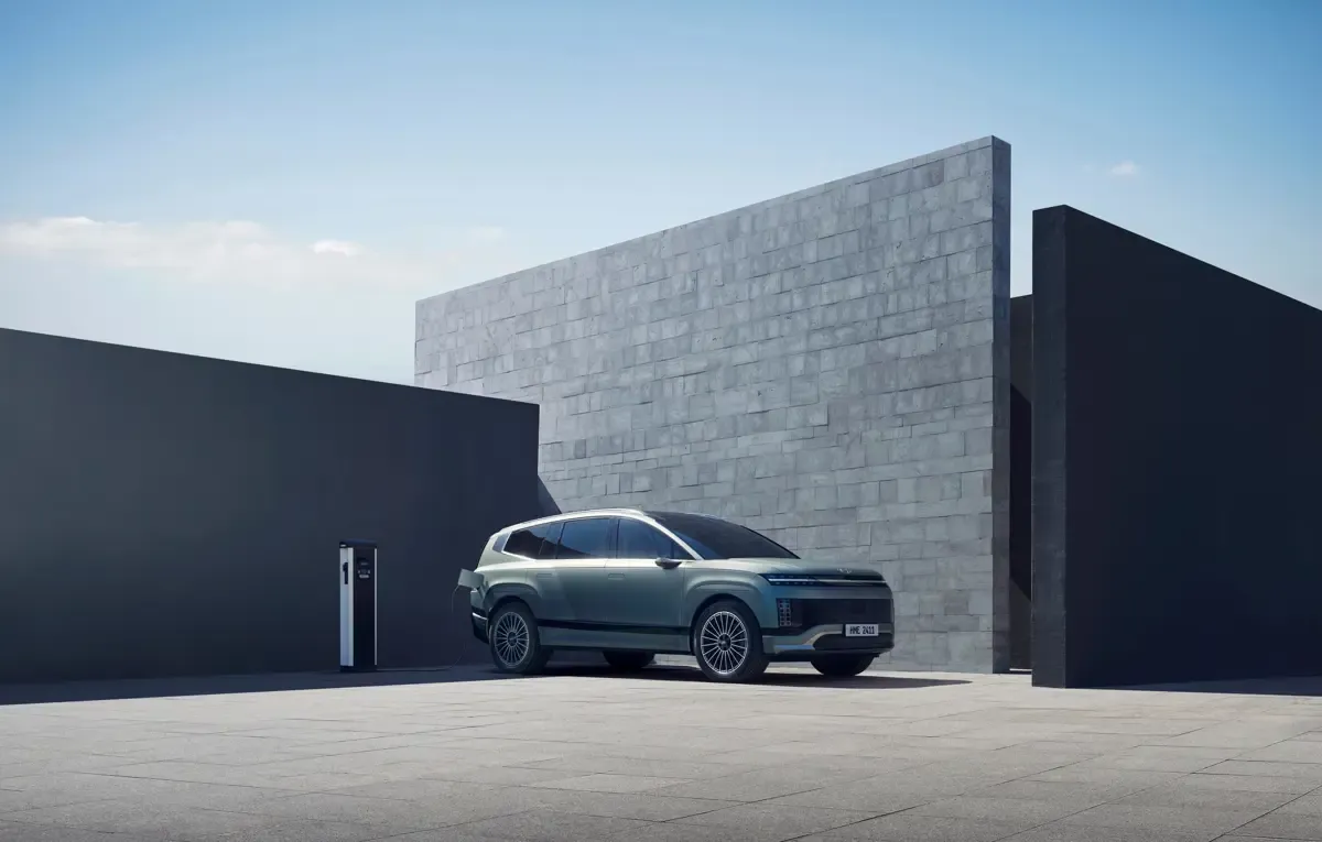 Elettronauti - Hyundai Ioniq 9 Long Range RWD - Oro - Esterno - Vista posteriore a tre quarti