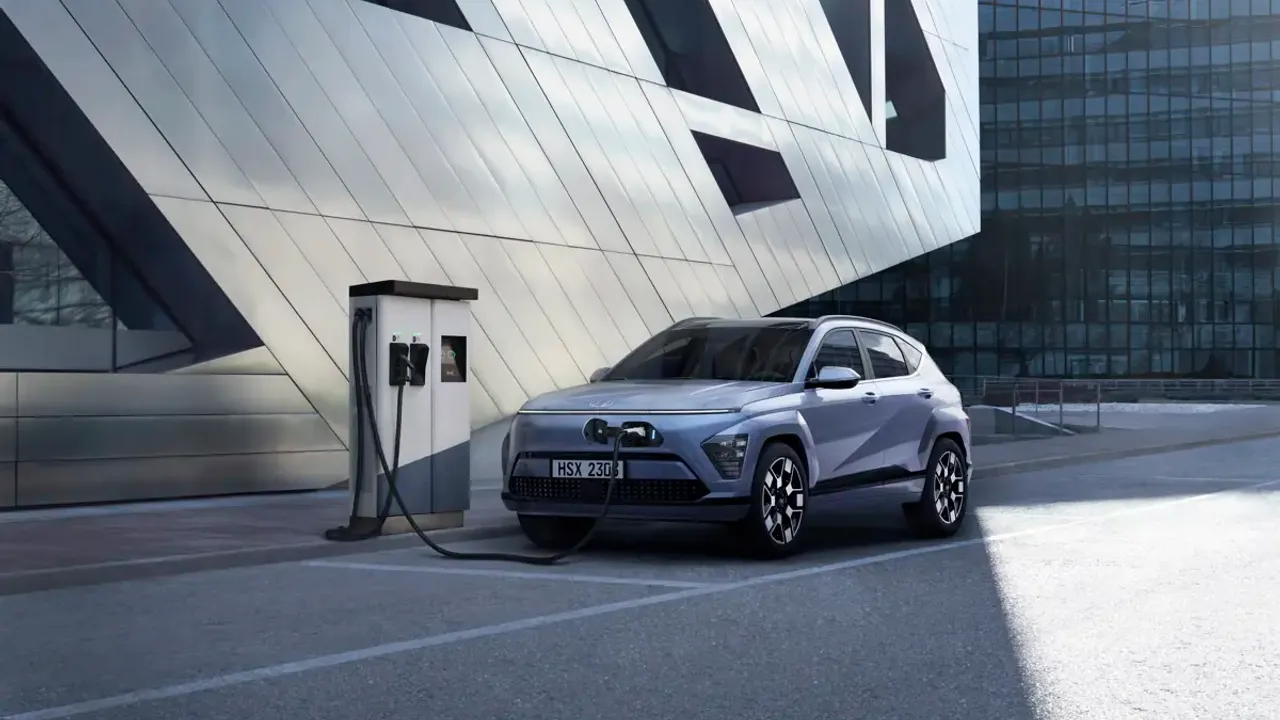Elettronauti - Hyundai Kona Standard Range - Grigio - Esterno - Vista anteriore a tre quarti