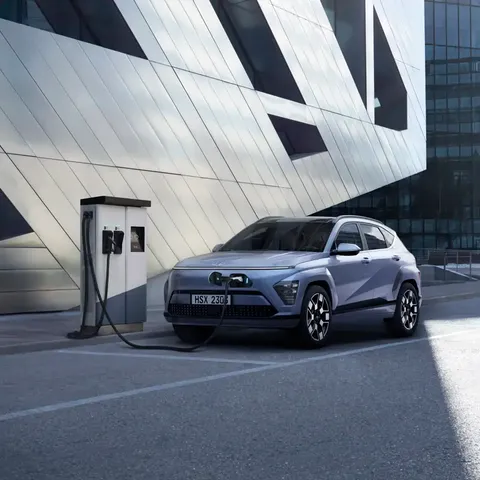 Elettronauti - Hyundai Kona Standard Range - Grigio - Esterno - Vista anteriore a tre quarti