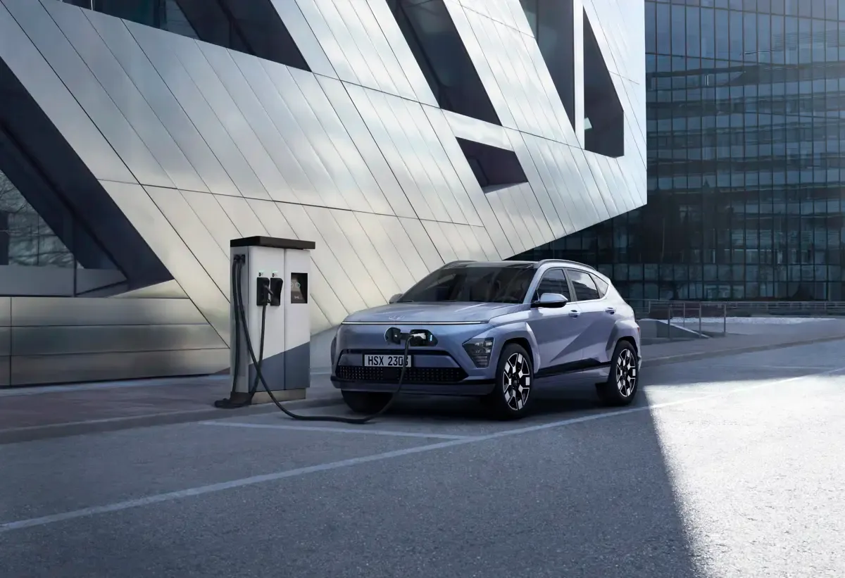 Elettronauti - Hyundai Kona Standard Range - Grigio - Esterno - Vista anteriore a tre quarti