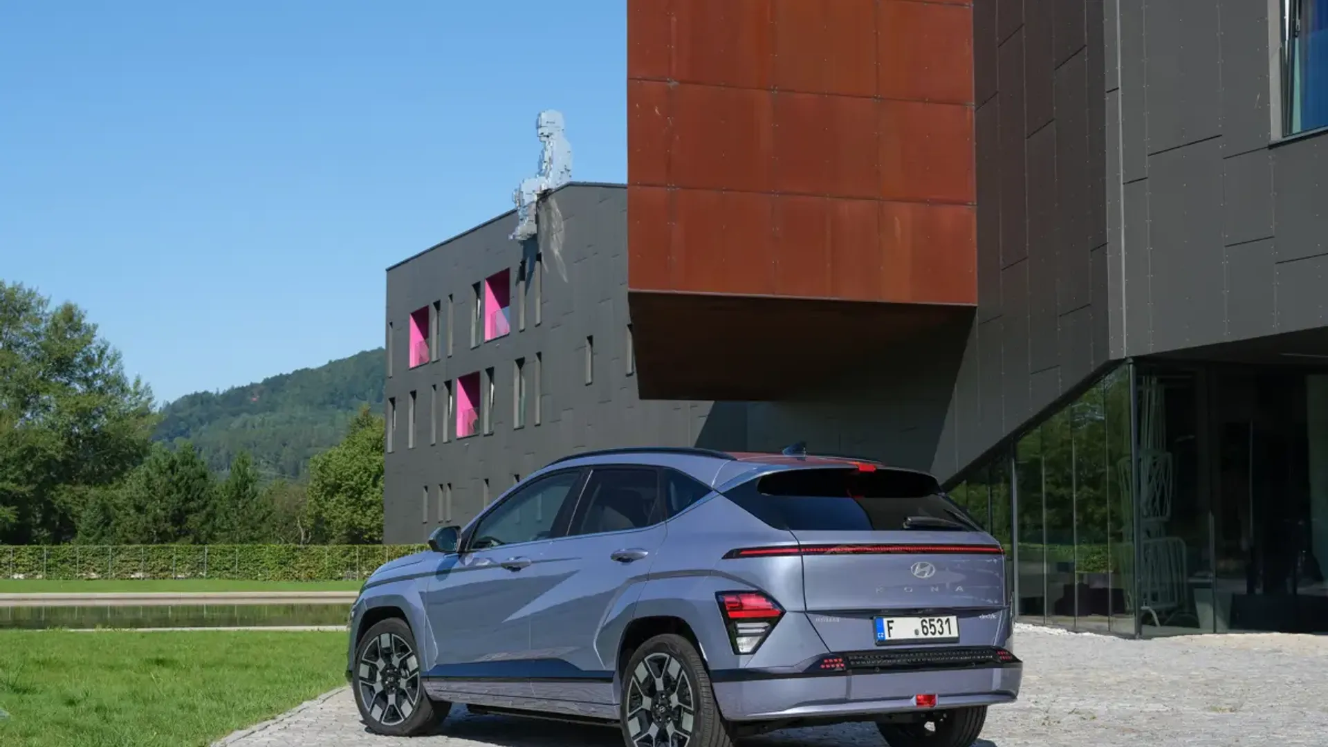 Elettronauti - Hyundai Kona Long Range - Light Blue - Esterno - Vista anteriore a tre quarti