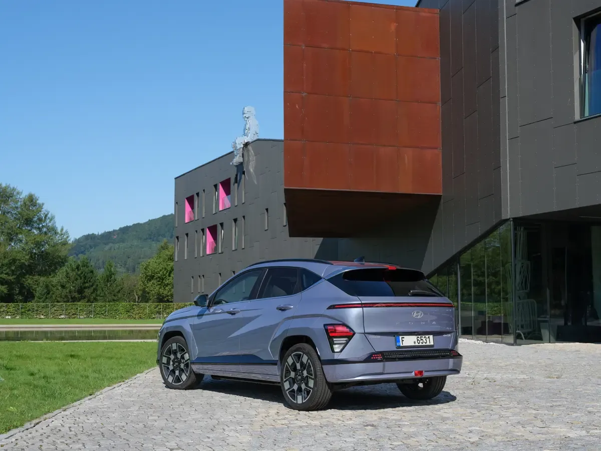 Elettronauti - Hyundai Kona Long Range - Light Blue - Esterno - Vista anteriore a tre quarti