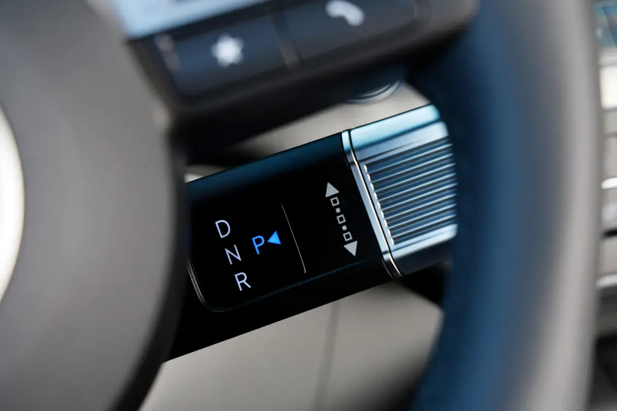 Elettronauti - Hyundai Kona Long Range - Rosso - Esterno - Vista anteriore a tre quarti