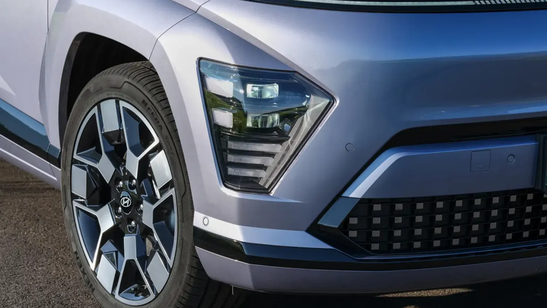 Elettronauti - Hyundai Kona Long Range - Rosso - Esterno - Vista anteriore a tre quarti