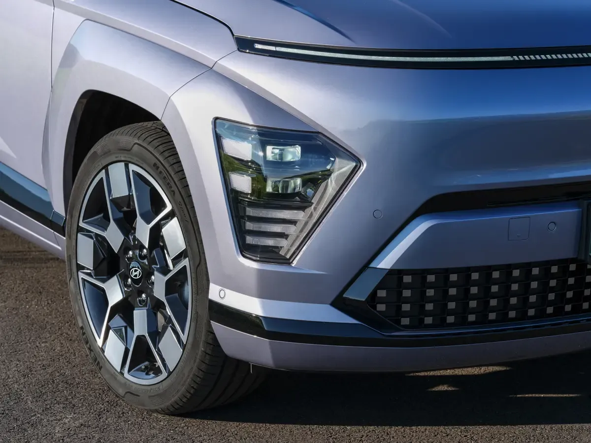 Elettronauti - Hyundai Kona Long Range - Rosso - Esterno - Vista anteriore a tre quarti