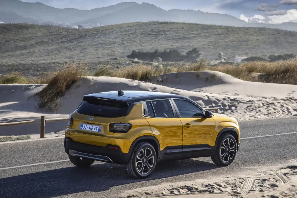 Elettronauti - Jeep Avenger Electric 50.8kWh - Giallo - Esterno - Vista anteriore a tre quarti