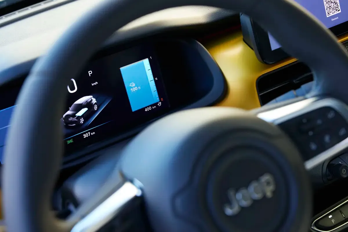 Elettronauti - Jeep Avenger Electric 50.8kWh - Infotainment - Vista della plancia