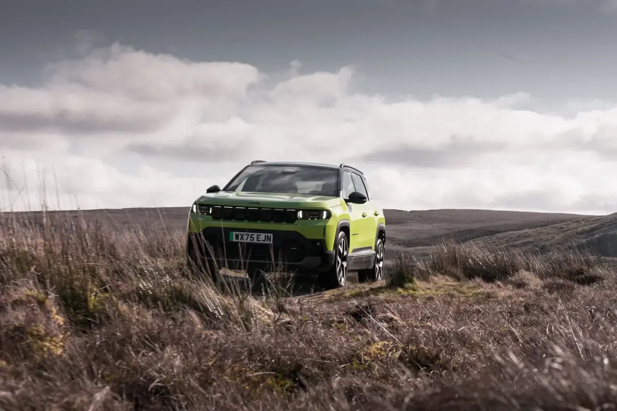 Elettronauti - Jeep Compass Electric 4xe - Blu - Esterno - Vista anteriore a tre quarti