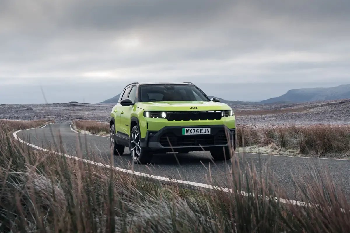 Elettronauti - Jeep Compass Electric 4xe - Dark Gray - Esterno - Vista anteriore a tre quarti