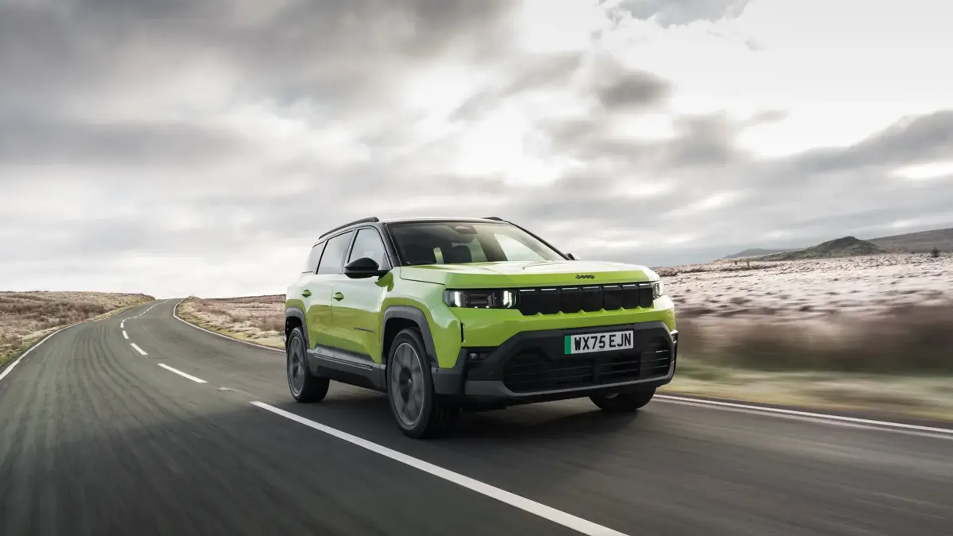 Elettronauti - Jeep Compass Electric 4xe - Dark Green - Esterno - Vista anteriore a tre quarti