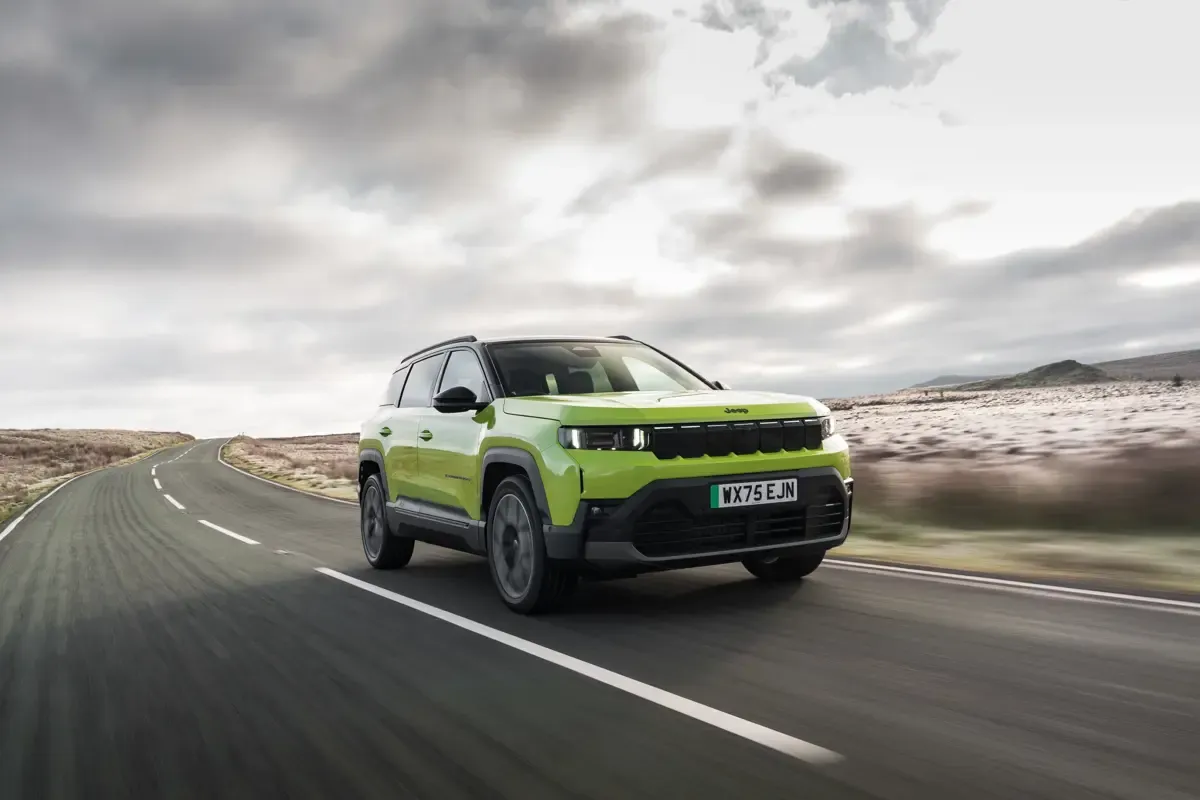 Elettronauti - Jeep Compass Electric 4xe - Dark Green - Esterno - Vista anteriore a tre quarti