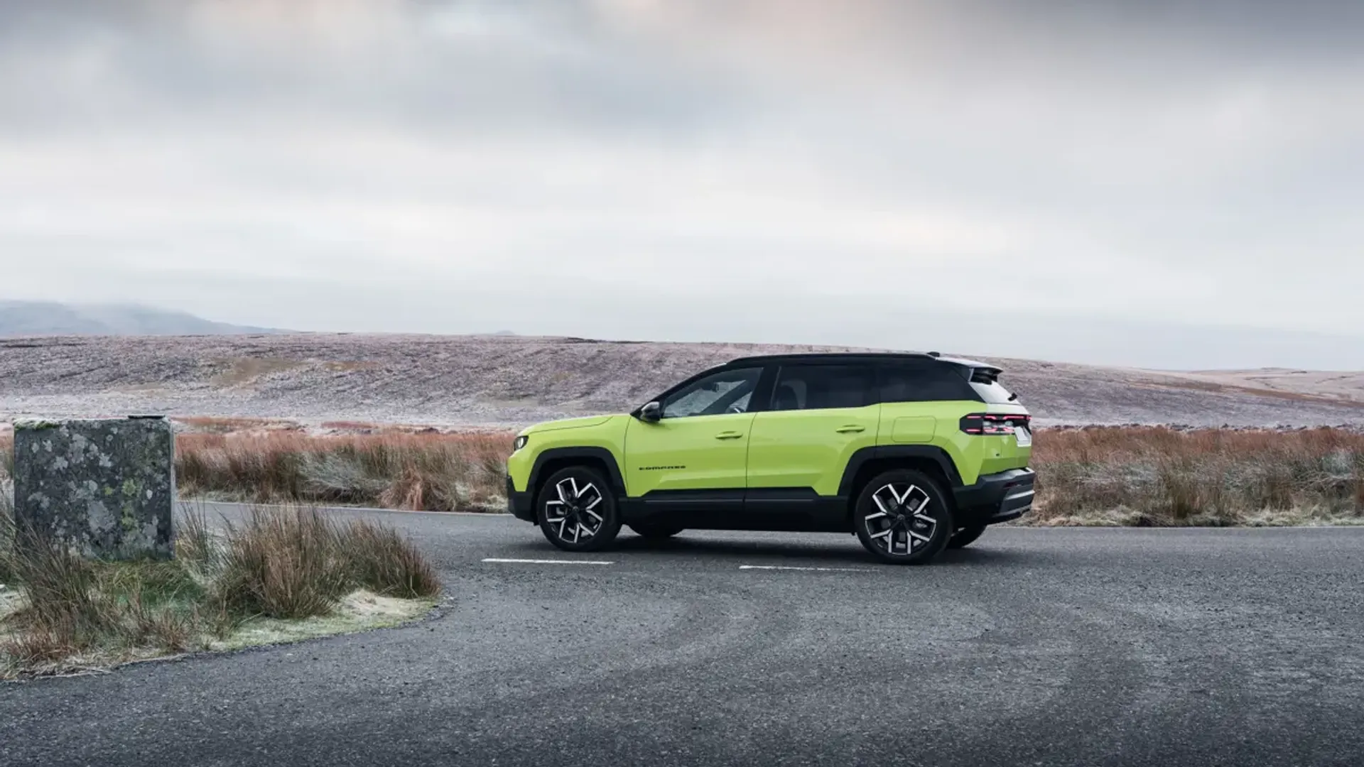 Elettronauti - Jeep Compass Electric 4xe - Dark Green - Esterno - Vista anteriore a tre quarti