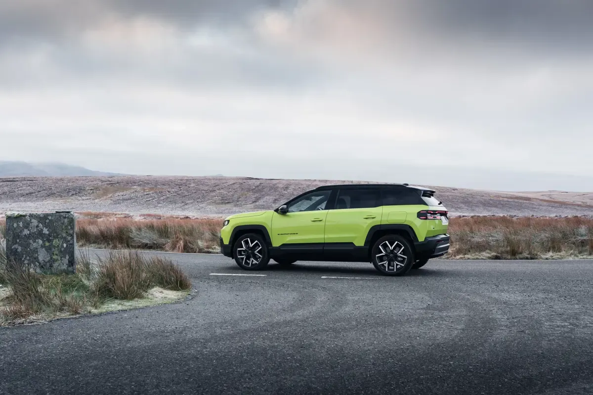 Elettronauti - Jeep Compass Electric 4xe - Dark Green - Esterno - Vista anteriore a tre quarti