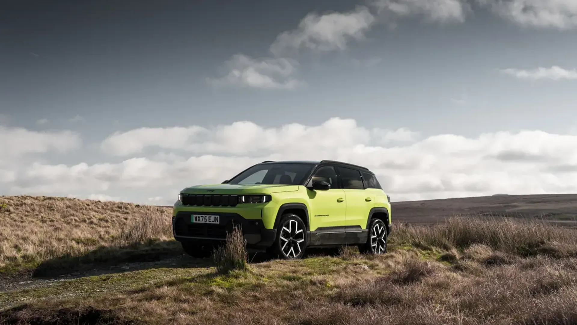 Elettronauti - Jeep Compass Electric 4xe - Dark Grey - Esterno - Vista anteriore a tre quarti