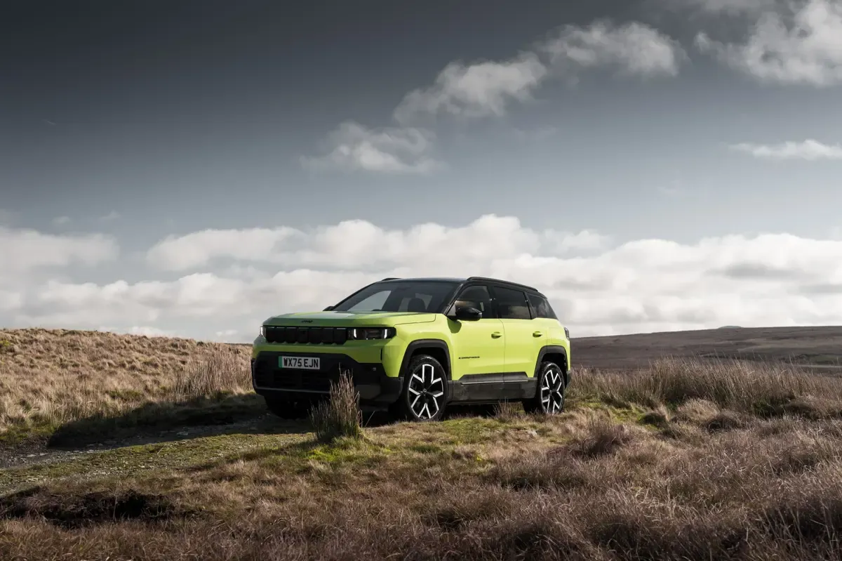 Elettronauti - Jeep Compass Electric 4xe - Dark Grey - Esterno - Vista anteriore a tre quarti