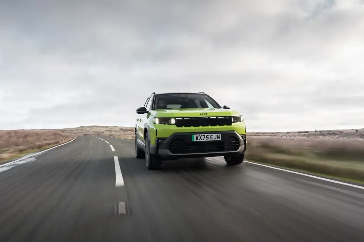 Elettronauti - Jeep Compass Electric 4xe - Dark Grey - Esterno - Vista anteriore a tre quarti