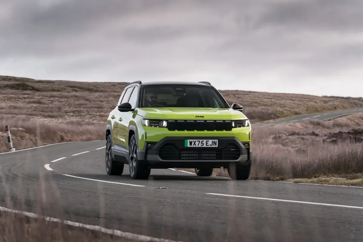 Elettronauti - Jeep Compass Electric 4xe - Dark Grey - Esterno - Vista anteriore a tre quarti