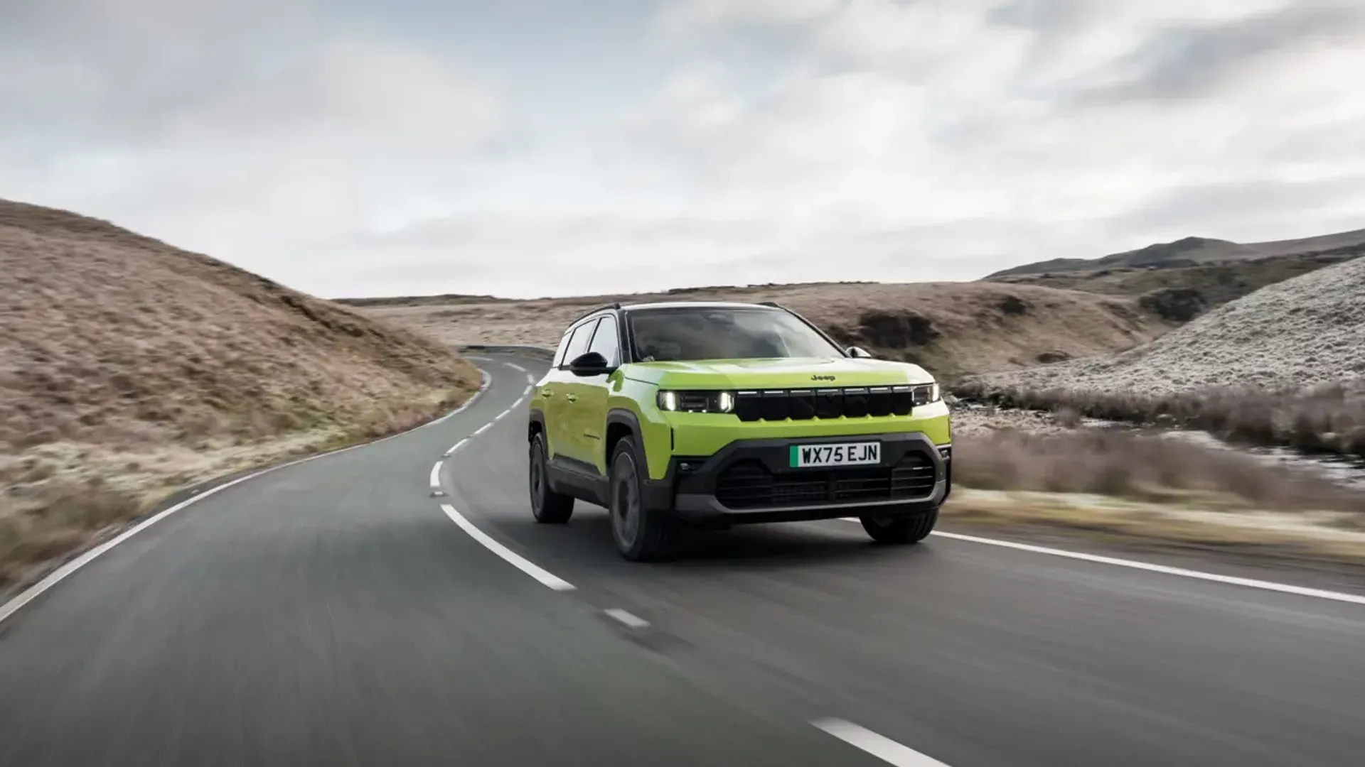 Elettronauti - Jeep Compass Electric 4xe - Dark Red - Esterno - Vista anteriore a tre quarti