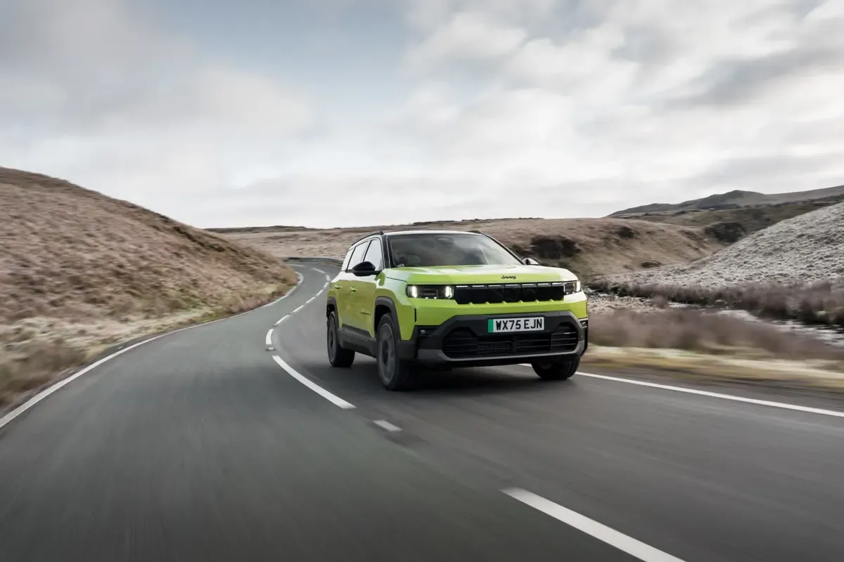 Elettronauti - Jeep Compass Electric 4xe - Dark Red - Esterno - Vista anteriore a tre quarti