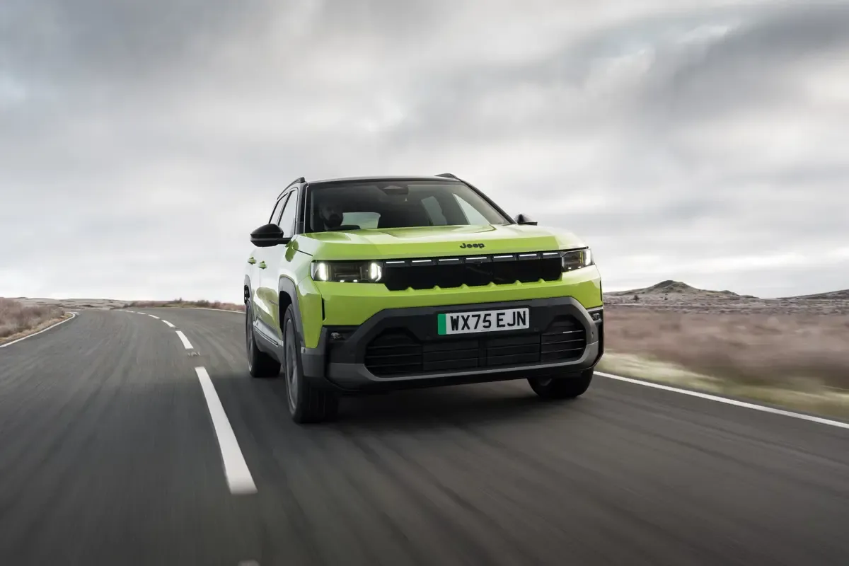 Elettronauti - Jeep Compass Electric 4xe - Oro - Esterno - Vista anteriore a tre quarti