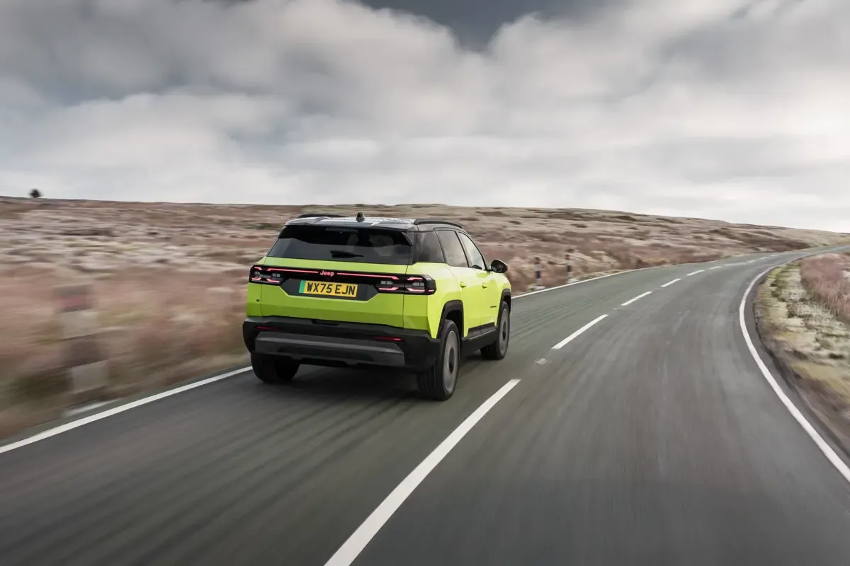 Elettronauti - Jeep Compass Electric 4xe - Verde - Esterno - Vista anteriore a tre quarti