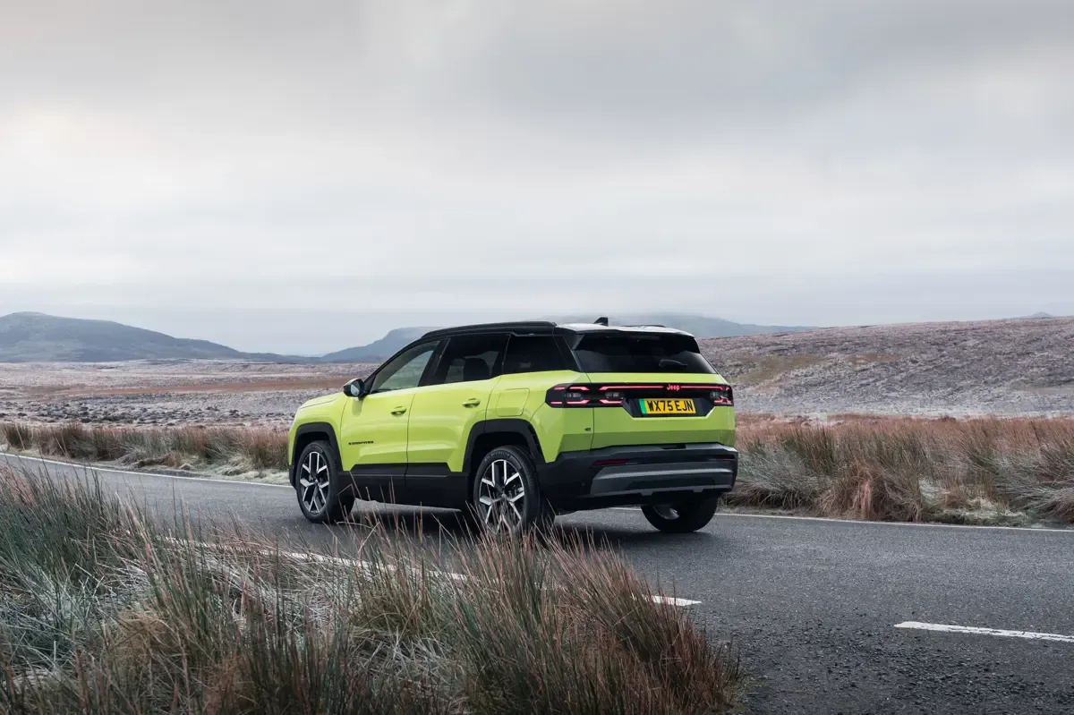 Elettronauti - Jeep Compass Electric 4xe - Grigio - Esterno - Vista anteriore a tre quarti