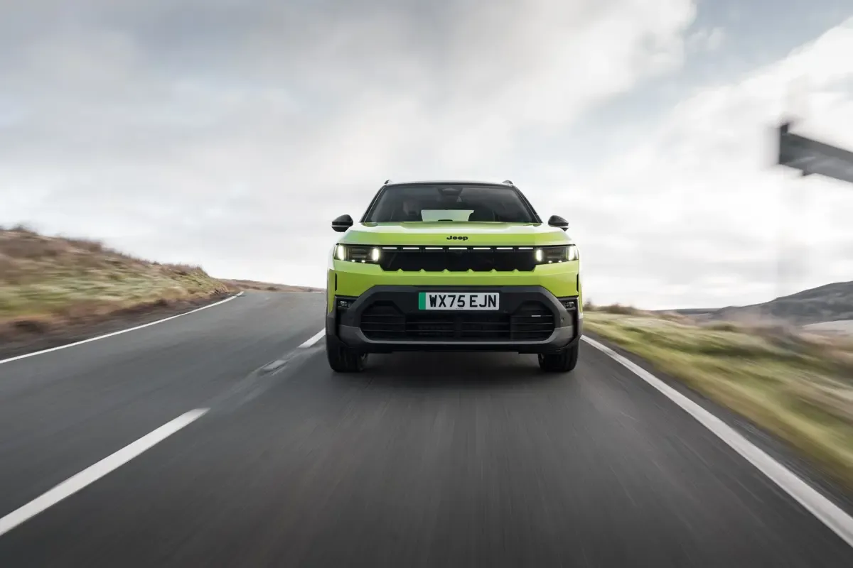 Elettronauti - Jeep Compass Electric 4xe - Grigio - Esterno - Vista anteriore a tre quarti