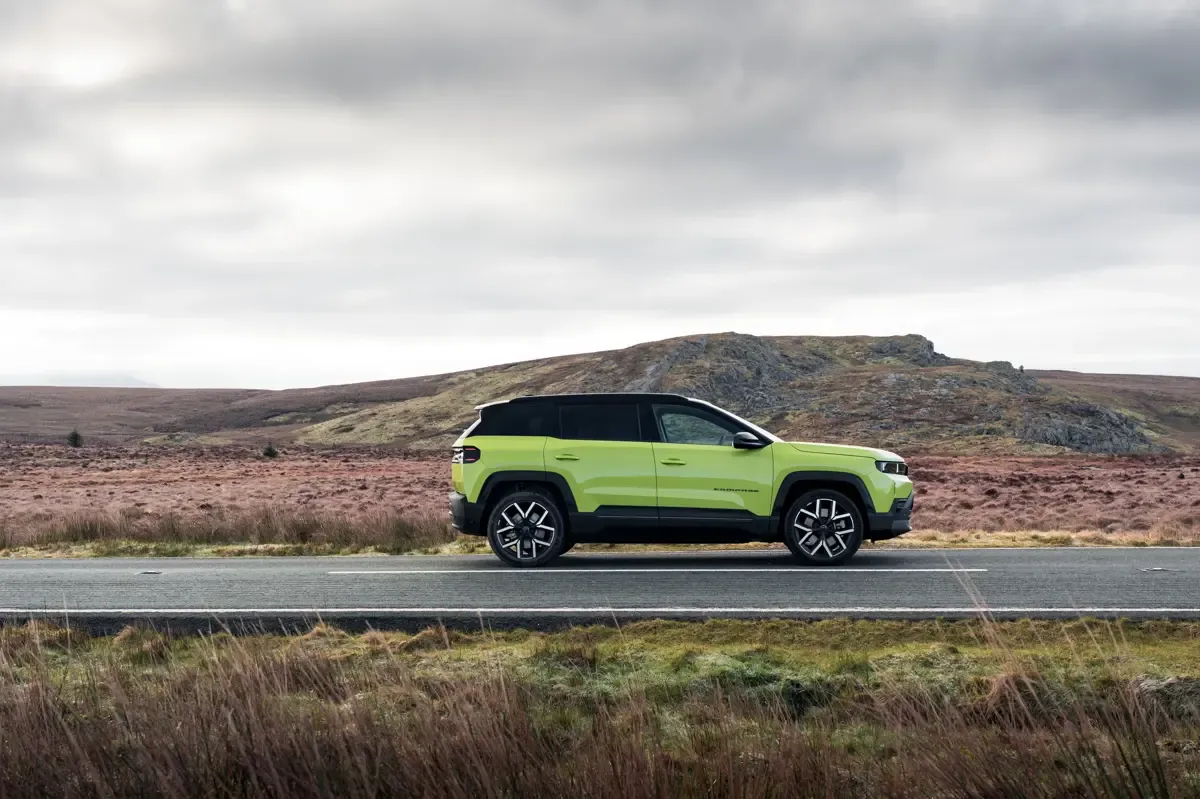Elettronauti - Jeep Compass Electric 4xe - Grigio - Esterno - Vista anteriore a tre quarti
