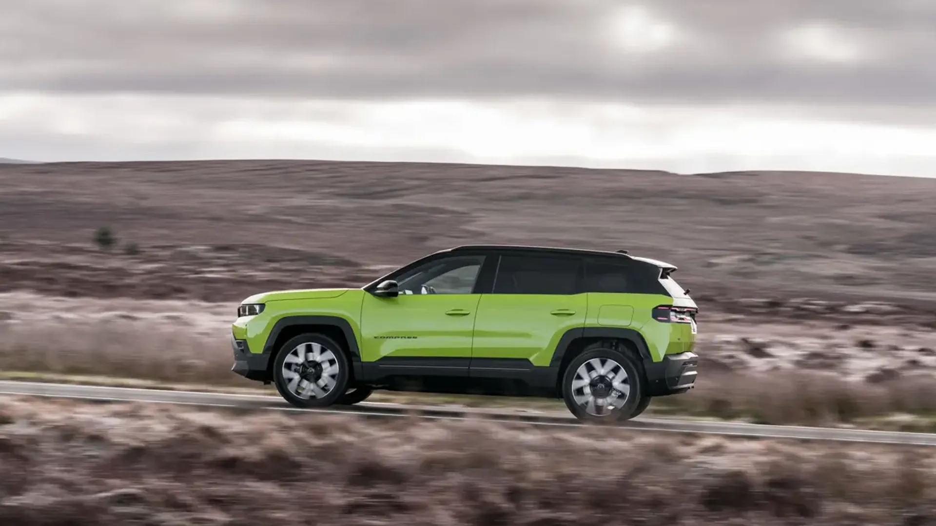 Elettronauti - Jeep Compass Electric 4xe - Grigio - Esterno - Vista anteriore a tre quarti