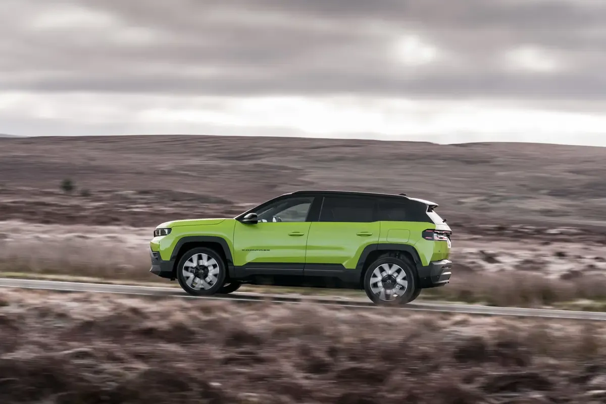 Elettronauti - Jeep Compass Electric 4xe - Grigio - Esterno - Vista anteriore a tre quarti