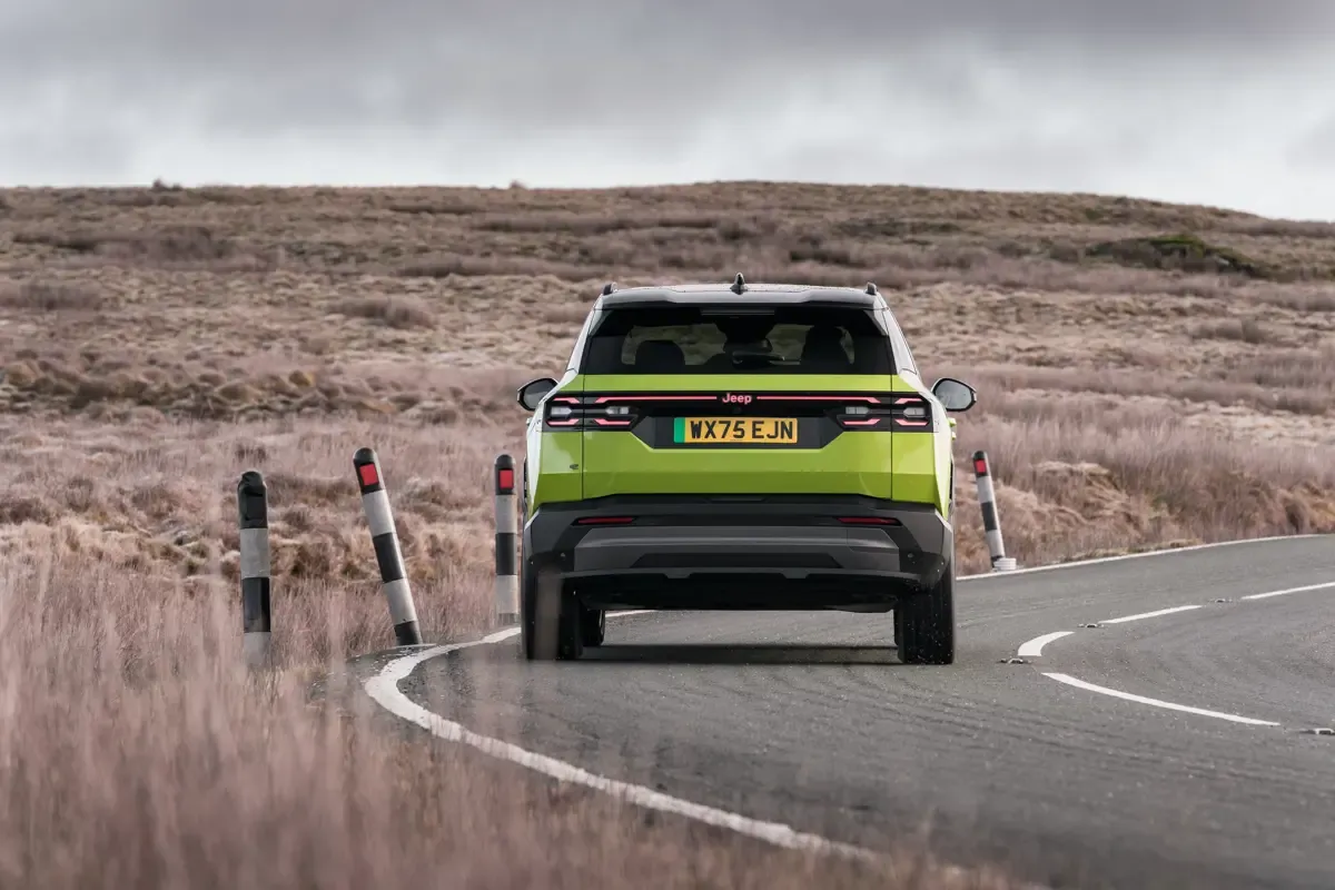 Elettronauti - Jeep Compass Electric 4xe - Grigio - Esterno - Vista anteriore a tre quarti