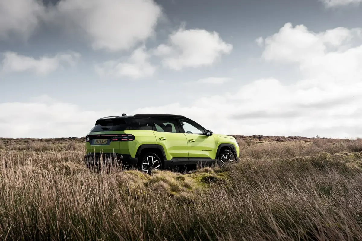 Elettronauti - Jeep Compass Electric 4xe - Grigio - Esterno - Vista anteriore a tre quarti