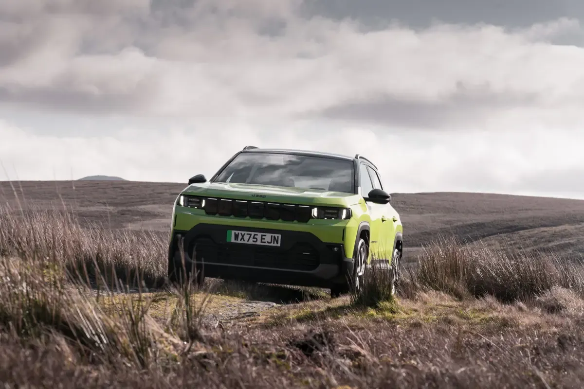 Elettronauti - Jeep Compass Electric 4xe - Grigio - Esterno - Vista anteriore a tre quarti