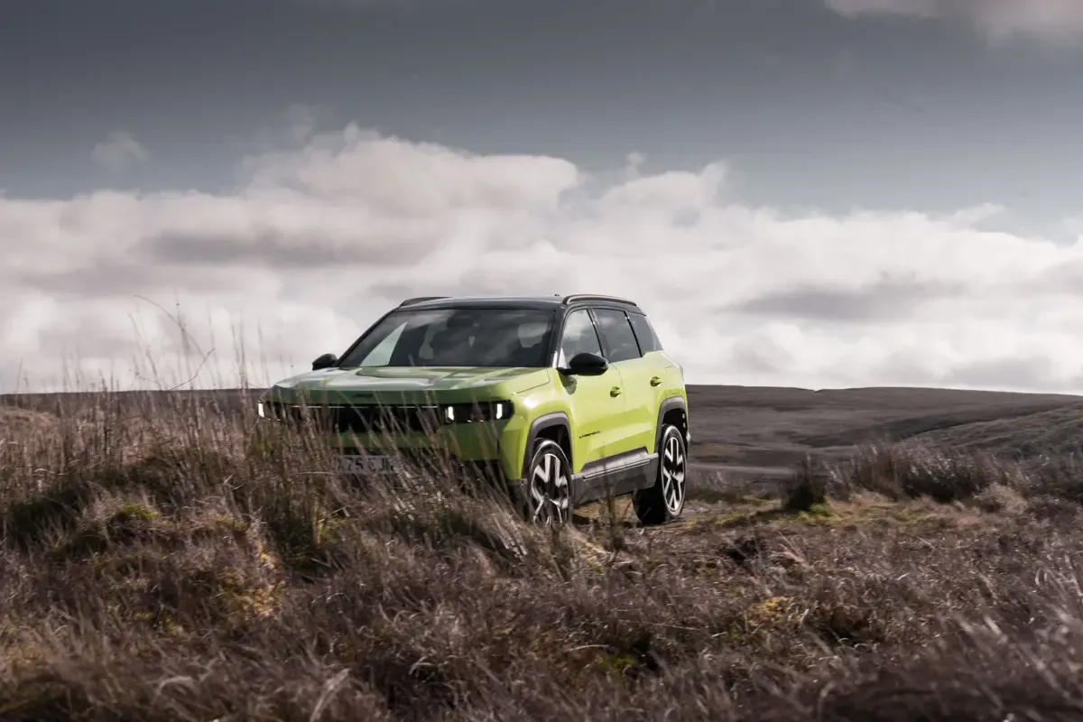 Elettronauti - Jeep Compass Electric 4xe - Grigio - Esterno - Vista anteriore a tre quarti