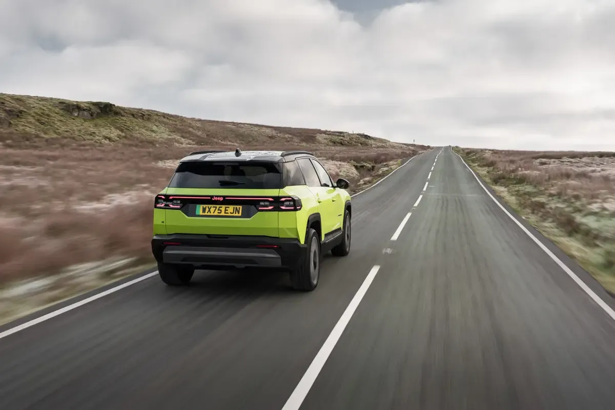 Elettronauti - Jeep Compass Electric 4xe - Grigio - Esterno - Vista anteriore a tre quarti