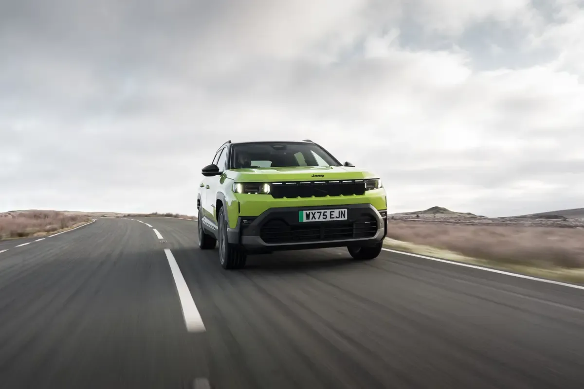 Elettronauti - Jeep Compass Electric 4xe - Rosso - Esterno - Vista anteriore a tre quarti