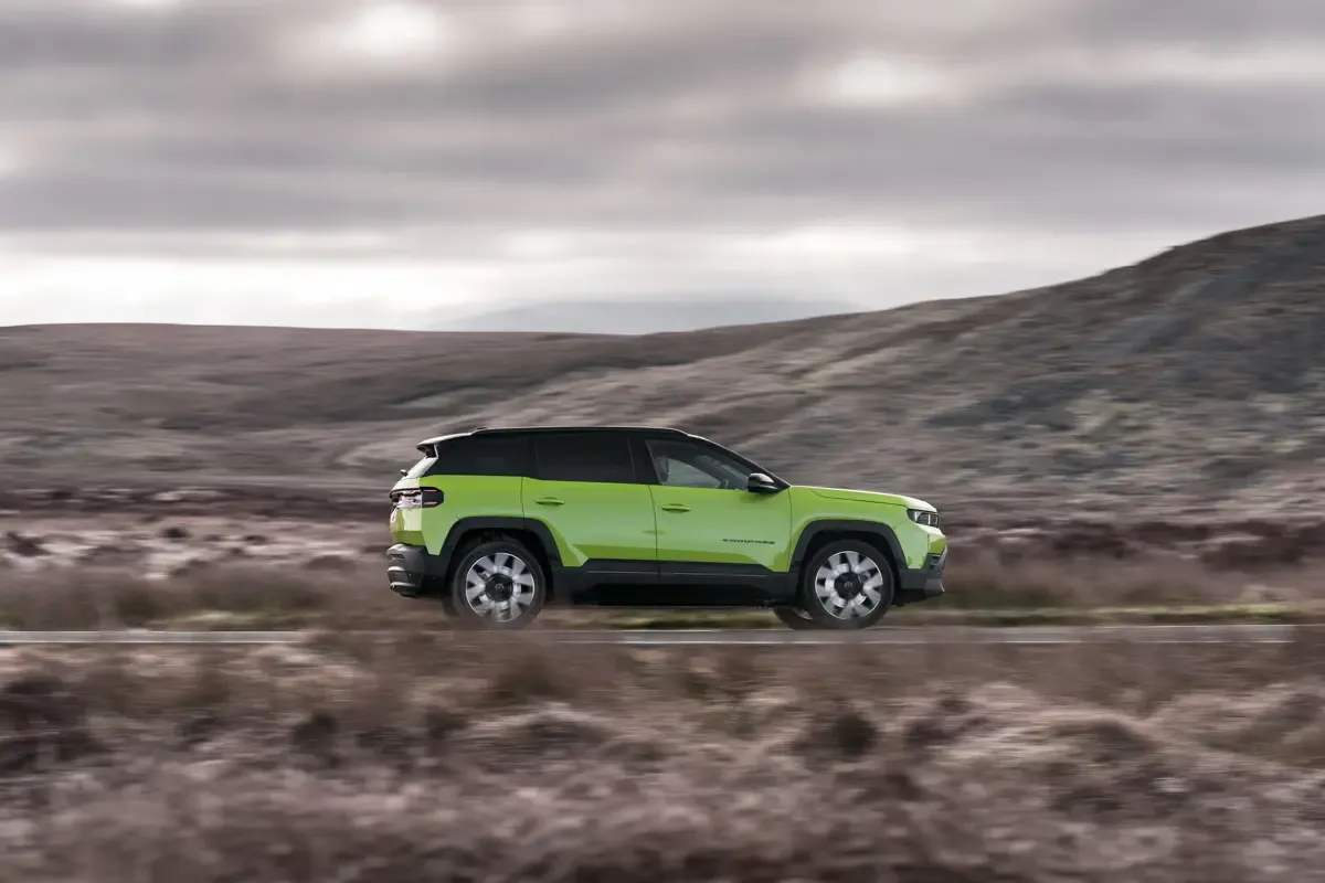 Elettronauti - Jeep Compass Electric 4xe - Bianco - Esterno - Vista anteriore a tre quarti