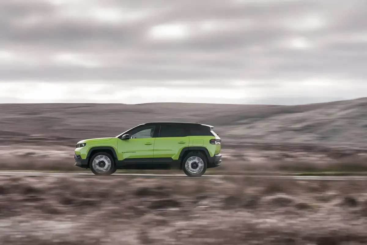 Elettronauti - Jeep Compass Electric 4xe - Bianco - Esterno - Vista anteriore a tre quarti
