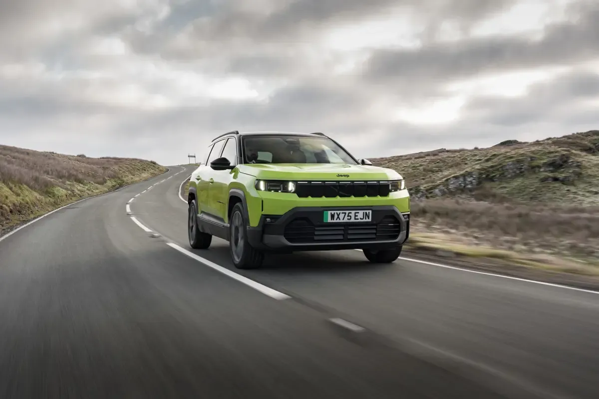 Elettronauti - Jeep Compass Electric 4xe - Giallo - Esterno - Vista anteriore a tre quarti