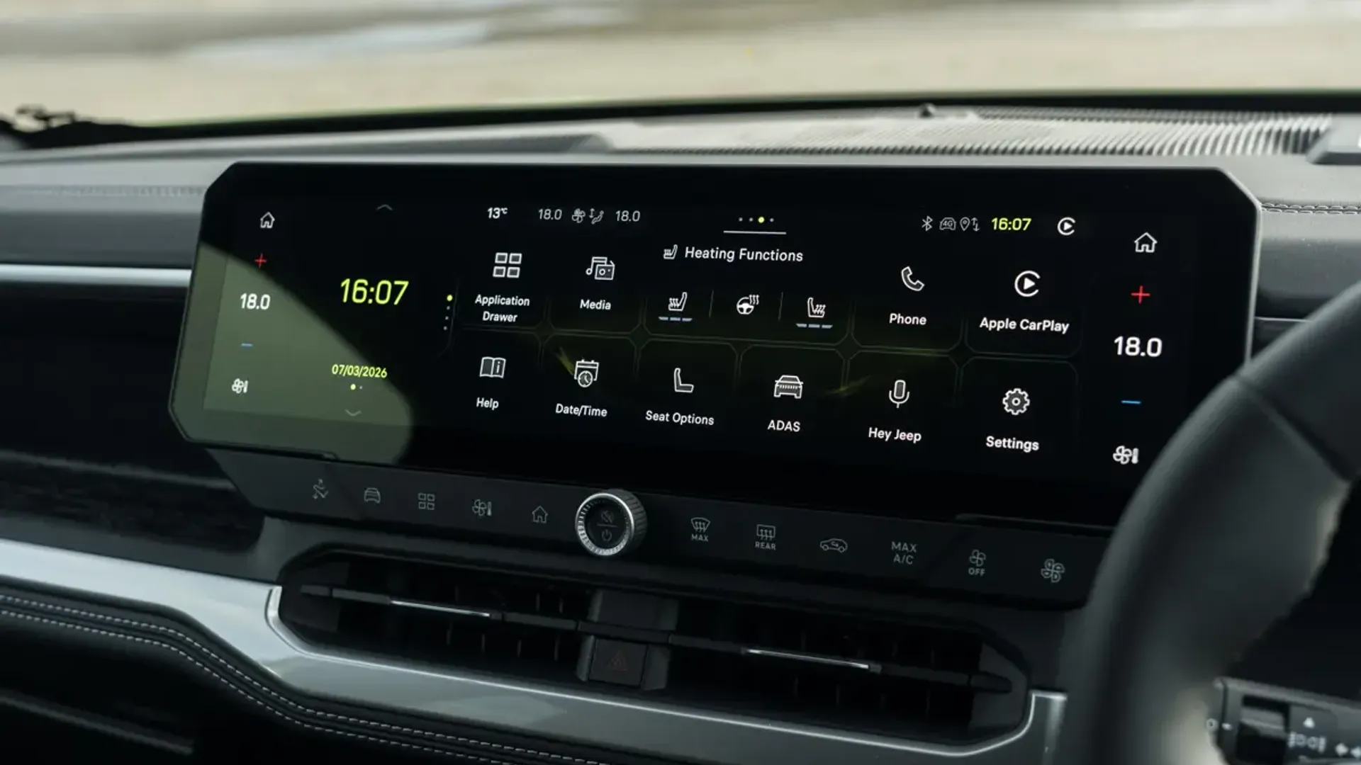 Elettronauti - Jeep Compass Electric 4xe - Infotainment - Vista della plancia